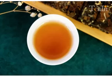 Why Is There a Layer of Oil Mist on Aged White Tea?