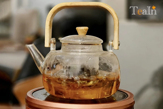 Why Aged White Tea Isn’t Suitable for Prolonged Steeping but Thrives with Simmering? 
